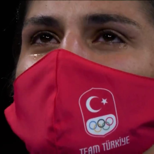 Olimpiyat şampiyonu Busenaz Sürmeneli göz yaşlarıyla İstiklal Marşını okudu: Bekle dedik beklediler getirdik