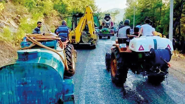 Yangına karşı tek yürek olan yöre halkı kadın erkek traktörlere binerek yangını söndürmek için yola çıktılar.