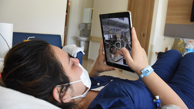 Ezgi Kuraner, hasta yatağından kuvözdeki bebeğini ilk kez hemşirelerin cep telefonundan görüntülü görüşmeyle tabletten izledi.