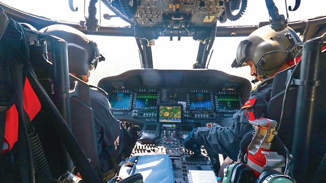 Marmaris Beldibi’nde konuşlanan jandarma Mi-17 ve Skorsky helikopterleri, sabahın ilk ışıklarıyla  havalanarak yangına müdahaleye başlıyor.