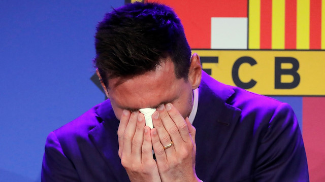 Barcelona'nın yıldızı Lionel Messi takımdan ayrılırken gözyaşlarına hakim olamamıştı.