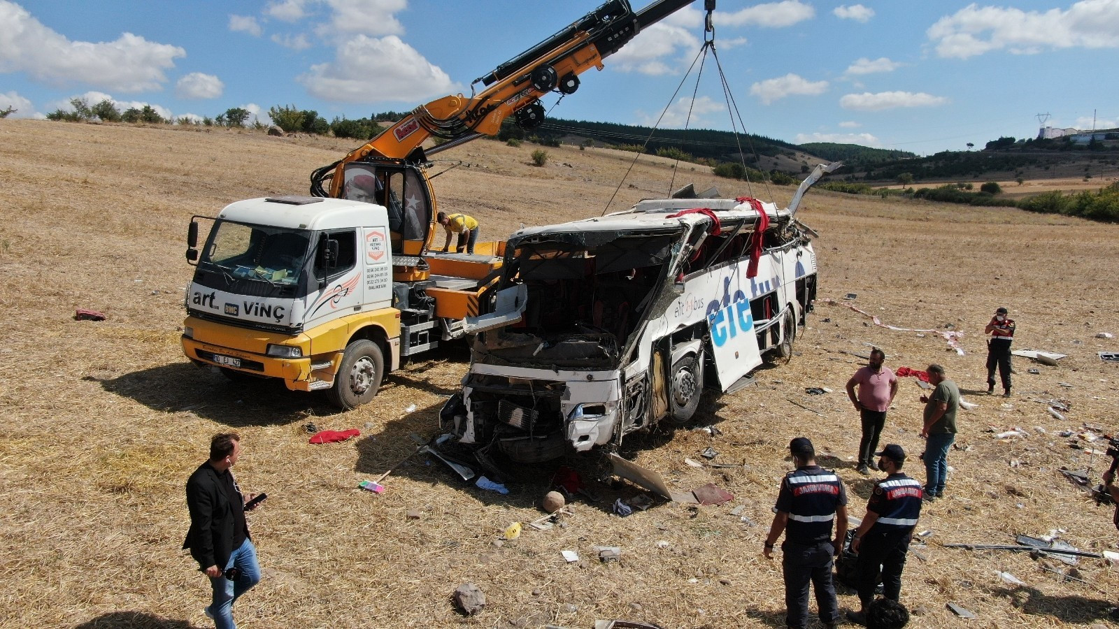 Balıkesir'deki kazada 15 kişi hayatını kaybetti 17 kişi ise yaralandı.