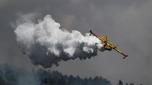 Uçaklar ve helikopterler  Antalya ve Muğla'da çıkan büyük boyutlu yangınlarda adeta mekik dokudu.