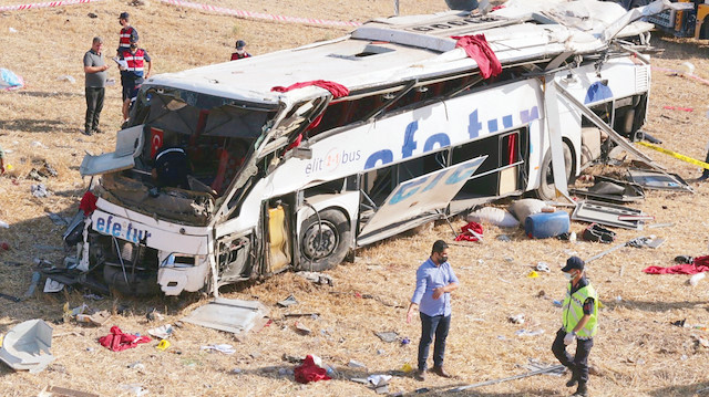 Zonguldak-İzmir seferini yapan yolcu otobüsü,  Balıkesir’de yoldan çıkarak takla attı.