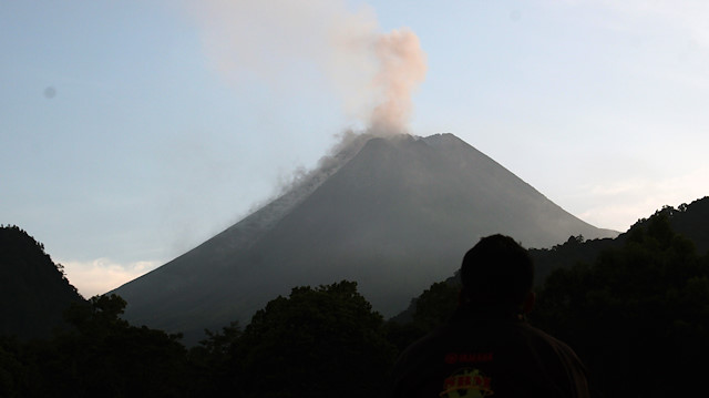 Endonezya'daki Merapi Yanardağı'nda volkanik hareketlilik

