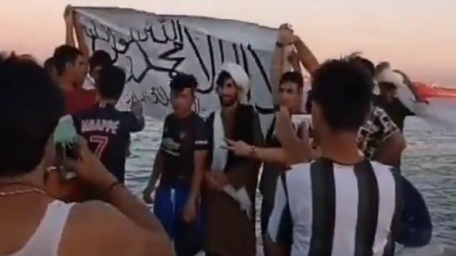 Geçen yıl Zeytinburnu sahilinde açılan Taliban bayrağı.
