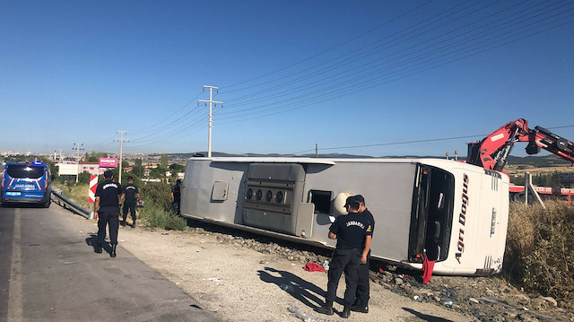 Kazaların ardı arkası kesilmiyor: Uşak'ta yolcu otobüsü devrildi