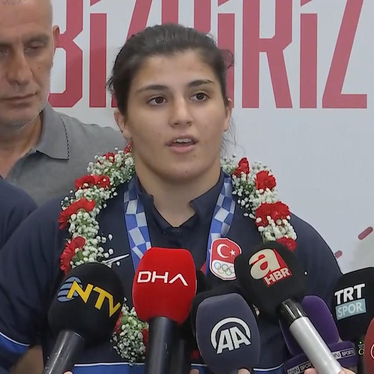 Yurda dönen Busenaz Sürmeneli: Çocukluk hayalim olan altın madalya avuçlarımın içinde