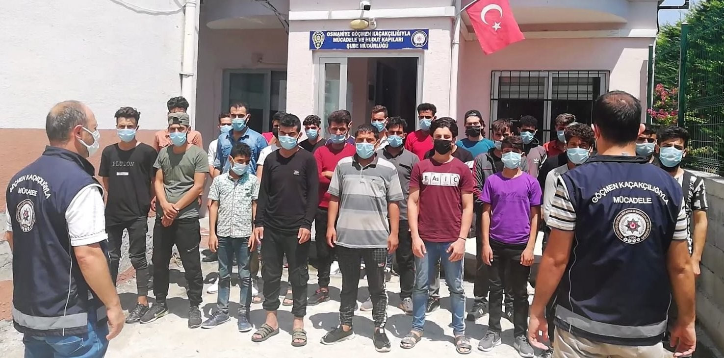 Kaçak göçmenler de sınır dışı edilmek üzere İl Göç İdaresi Müdürlüğü'ne teslim edildi.