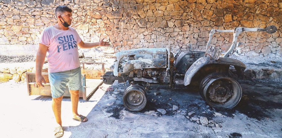 Bayır Köyü’nden Harun Yılmaz’ın yangında traktörü ve motosikleti yandı.