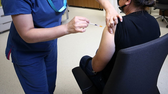 Almanya'da bir hemşire COVID-19 aşısı yerine tuzlu su enjekte etti