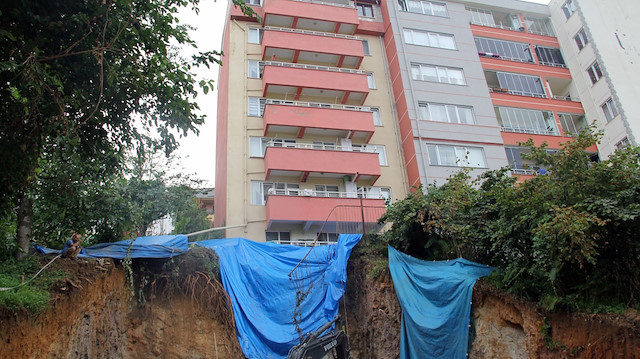 Duvarın yanındaki 7 katlı bina çökme riskine karşı tedbir amacıyla boşaltıldı.