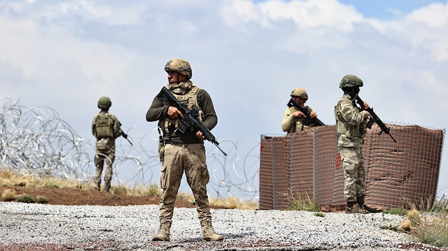 Van Valisi ve Büyükşehir Belediyesi Başkanvekili Mehmet Emin Bilmez, Göç İdaresi Genel Müdürü Dr. Savaş Ünlü ile İran sınır hattında incelemede bulundu, devam eden modüler duvar, dolgu ve hendek çalışmaları hakkında firma yetkililerinden bilgi aldı.