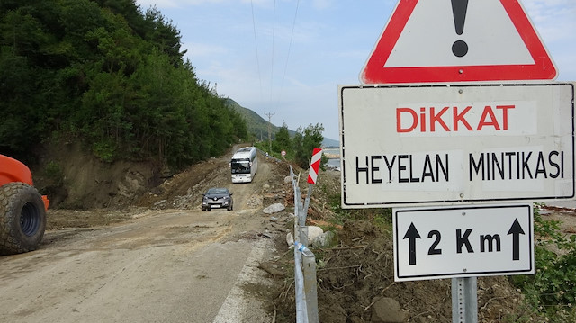 Sinop-Ayancık karayolu gece boyunca süren çalışmalar neticesinde sabahın ilk saatlerinde ulaşıma açıldı.
