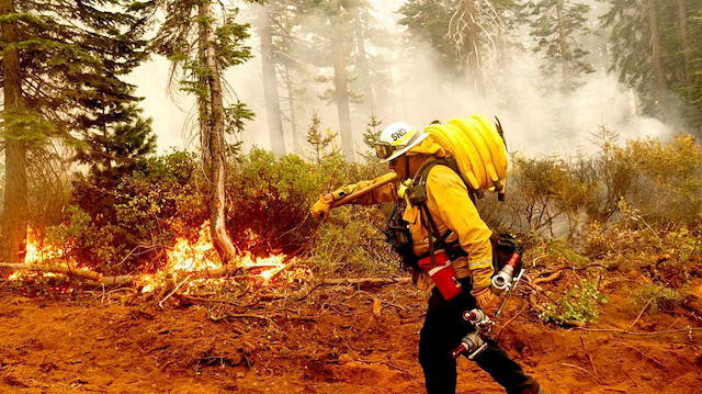 ABD'de orman yangınlarıyla mücadele eden itfaiye ekipleri su, yiyecek ve yakıt bulamıyor.