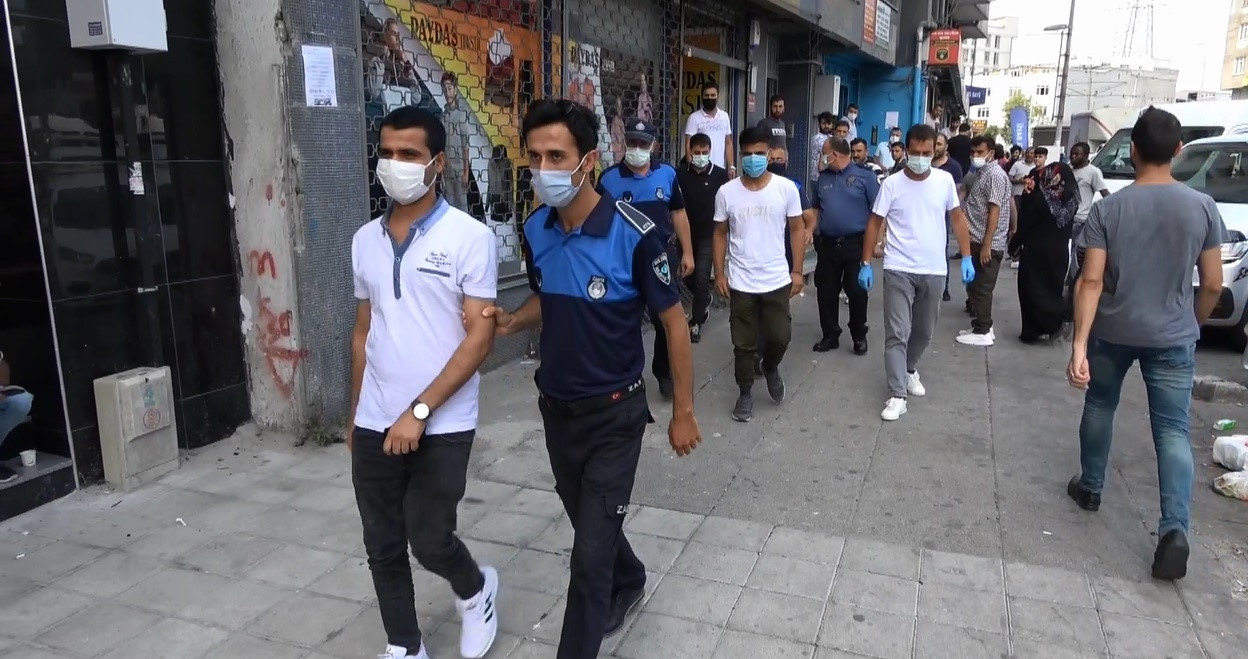 Denetimlerde 500 kaçak göçmen yakalandı.