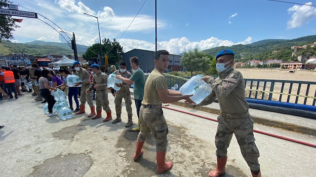 Sinop'un Ayancık ilçesindeki selde köprüler yıkıldı yardımları ulaştırmak için seferber oldular: 150  metrelik insan zinciri