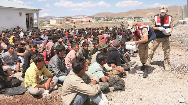 Sınırda yakalanan göçmenler, Geri Gönderme Merkezine teslim ediliyor.