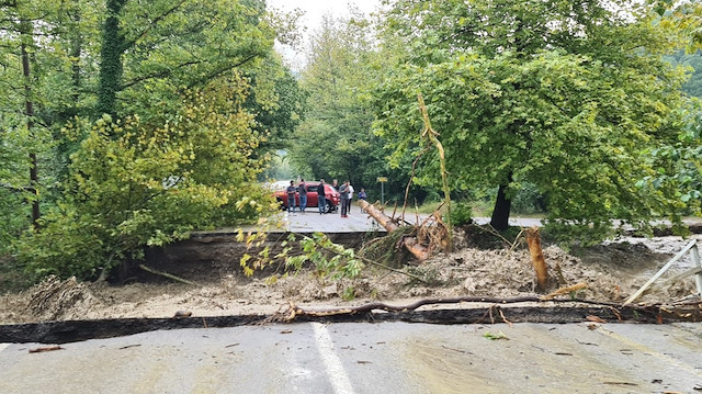 Sel felaketi sonrası Karabük-Bartın karayolu üzerindeki köprü yıkıldı. 