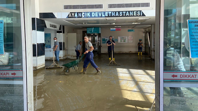 Sinop Ayancık'ta selin ardından temizlik çalışmaları devam ediyor.