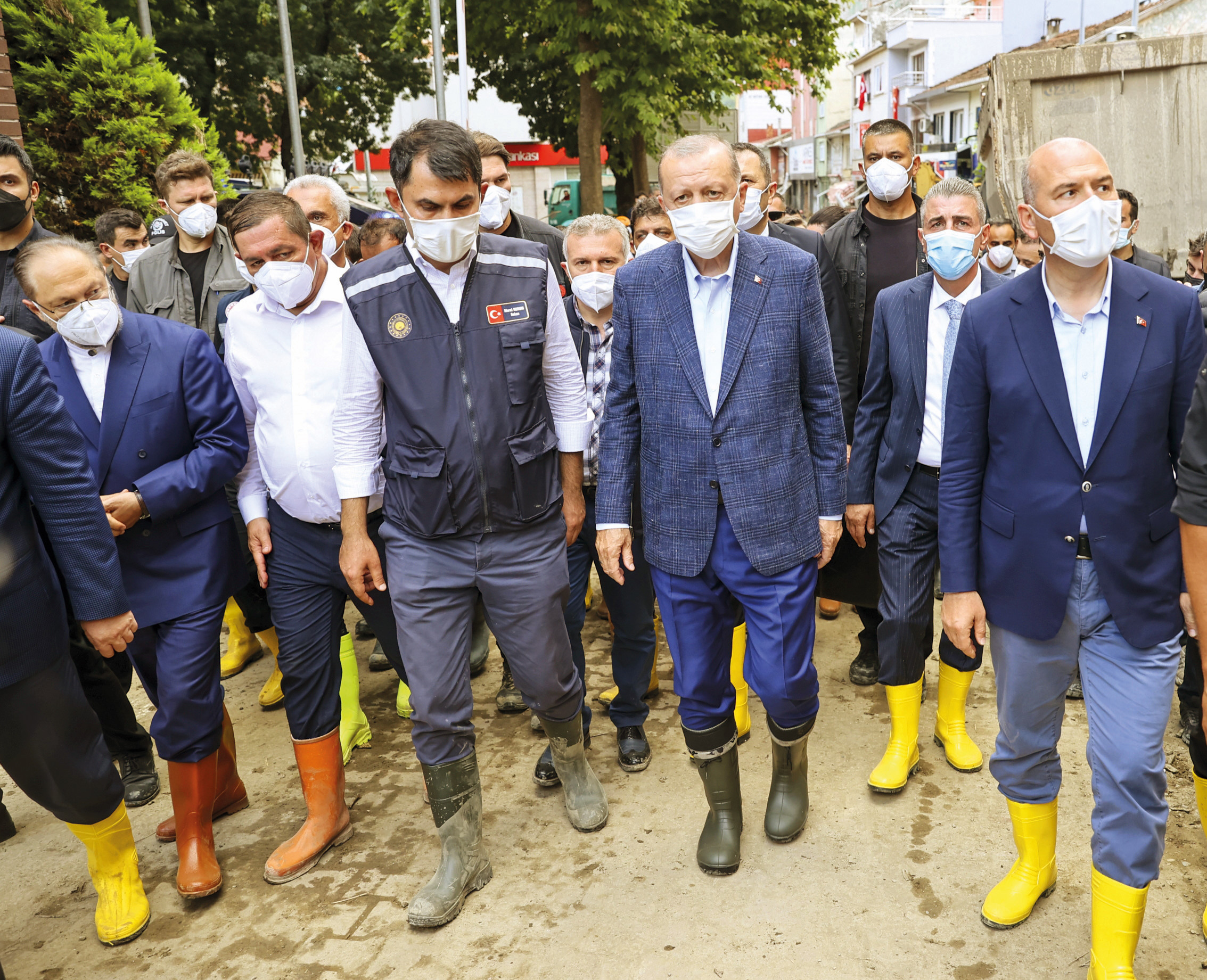 Cumhurbaşkanı Erdoğan, sel afetinin yaşandığı Kastamonu’yu ziyaret ederek bölgede incelemelerde bulunup vatandaşları dinledi. “Devlet olarak tüm imkanlarımızla felaketin ilk anından itibaren sizlerle beraberiz” diyen Erdoğan evleri zarar görenlerin konutlarının da 1 yıl içerisinde bitirileceğini söyledi. Erdoğan, Bozkurt’taki selde hayatını kaybeden vatandaşın cenaze namazına katıldı.