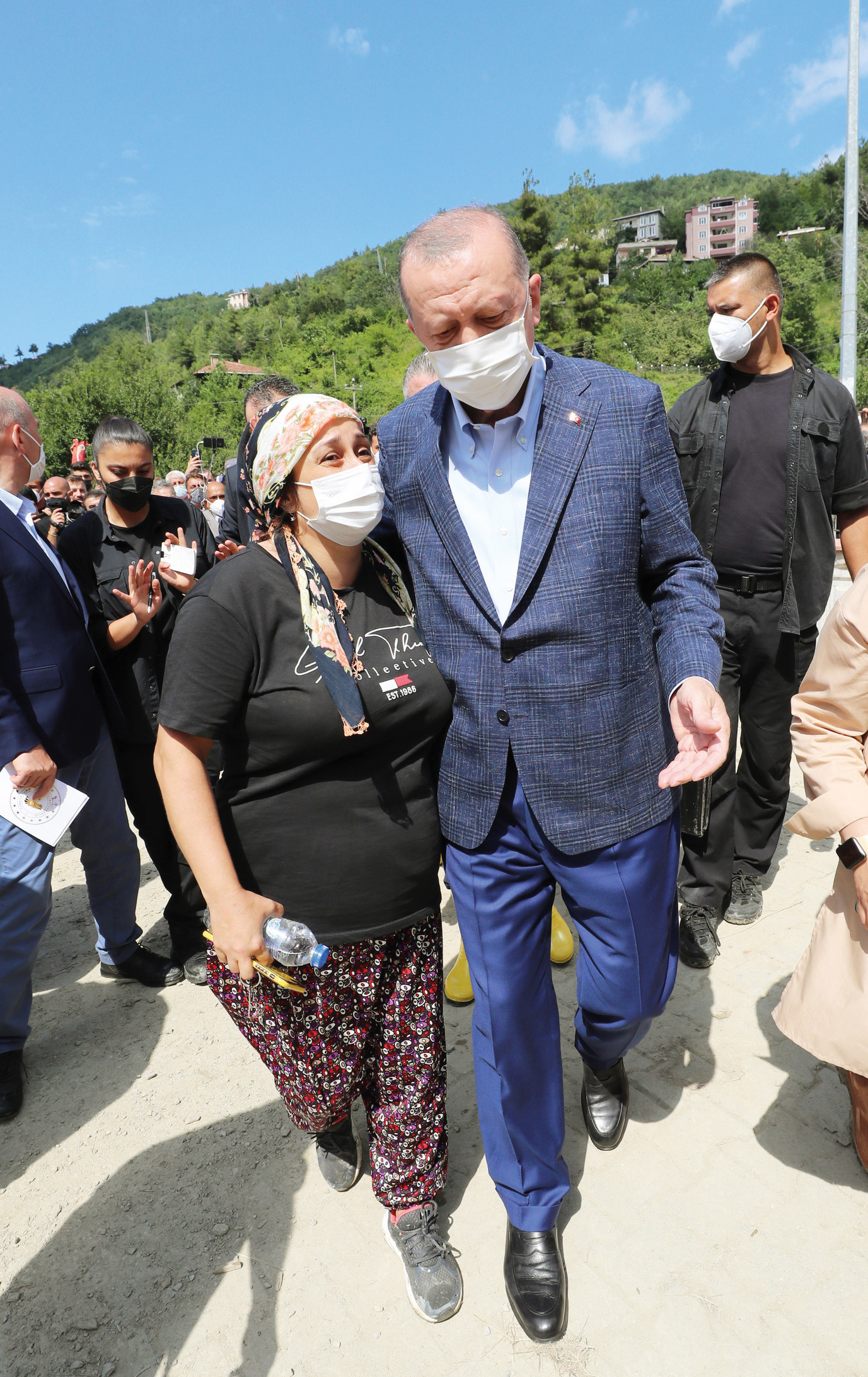 Cumhurbaşkanı Erdoğan, Bozkurt ilçesinde Jandarma Genel Komutanlığı Mobil Harekat Merkezi’nde düzenlenen koordinasyon toplantısına başkanlık etti. Toplantının ardından afet bölgesinde inceleme yapan Cumhurbaşkanı Erdoğan, zarar gören alanlarda vatandaşlarla sohbet edip geçmiş olsun dileğinde bulundu.