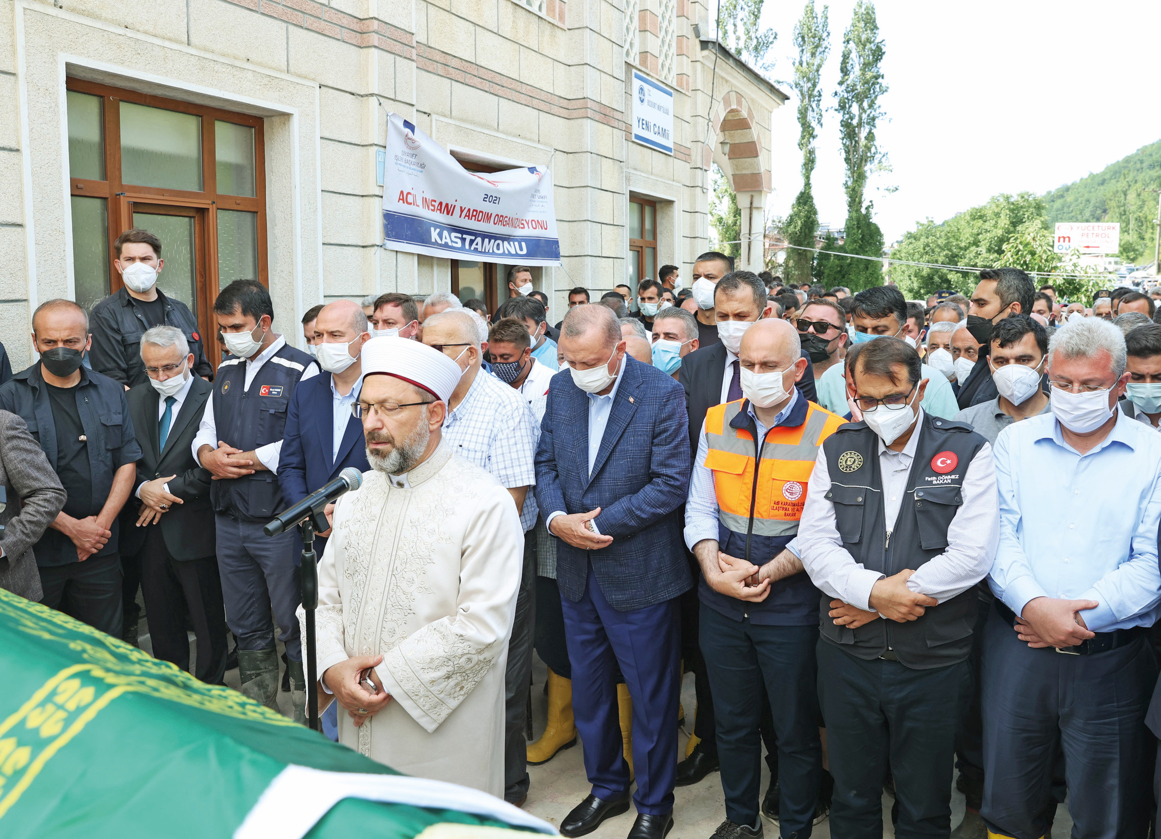 Cumhurbaşkanı Erdoğan, Bozkurt ilçesinde selde hayatını kaybeden Fatih Keşaplı’nın cenaze törenine katıldı. Yeni Camii’ndeki cenaze namazını Diyanet İşleri Başkanı Ali Erbaş kıldırdı.