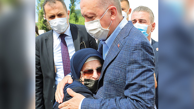 Cumhurbaşkanı Erdoğan sel felaketinin yaşandığı Bozkurt ilçesinde vatandaşlara geçmiş olsun dileklerini iletti.