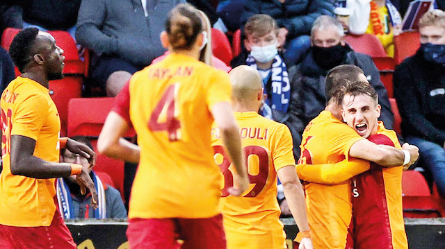 Galatasaray, deplasmanda St. Johnstone'yi 4-2 mağlup etti.