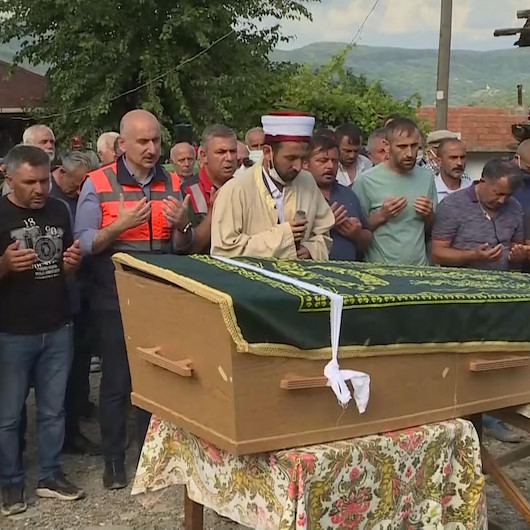Sinopta incelemelerde bulunan Bakan Karaismailoğlu selde hayatını kaybeden vatandaşın cenaze törenine katıldı