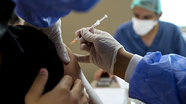 18 yaş ve üstü nüfusta en az bir doz Kovid-19 aşısı yaptıranların oranı yüzde 70'i geçti. 