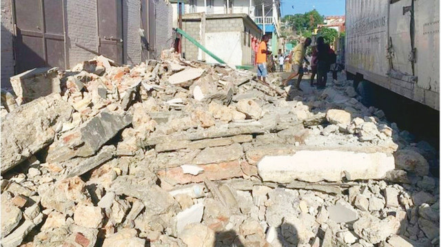 Haiti'de meydana gelen depremin ardından binalar yıkıldı