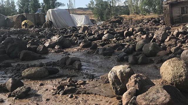 Ahır ve ekili tarım alanları da sular altında kalan Gözucu köyüne AFAD, jandarma ve 112 sağlık ekipleri sevk edildi.