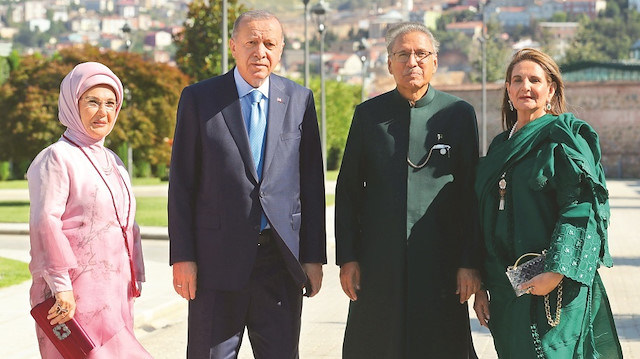 Cumhurbaşkanı Erdoğan ve eşi Emine Erdoğan Vahdettin Köşkü’nde, Pakistan Cumhurbaşkanı Arif Alvi ve eşi Samina Alvi ile hatıra fotoğrafı çektirdi.