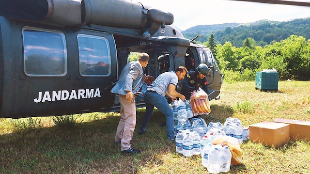 Jandarma helikopterleri kara yoluyla bağlantısı kesilen köylere aralıksız yardım ulaştırıyor.