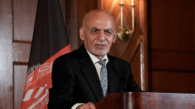 Ülkeyi terk eden Afgan lider Gani dört araba ve bir helikopter dolusu parayla kaçmış