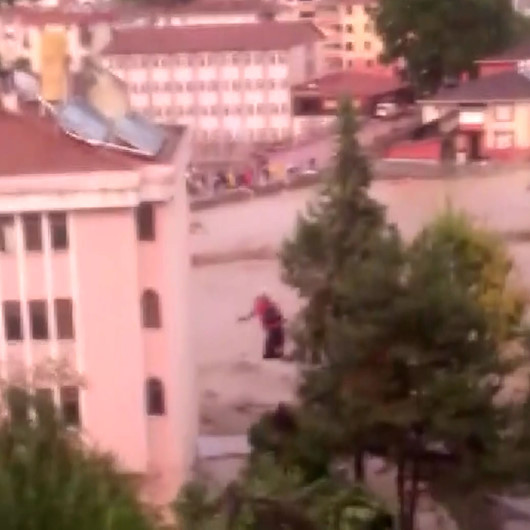 Emekli astsubay makara sistemiyle Kastamonuda 30 çocuğu tek tek kurtardı