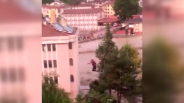 Emekli astsubay makara sistemiyle Kastamonu'da 30 çocuğu tek tek kurtardı