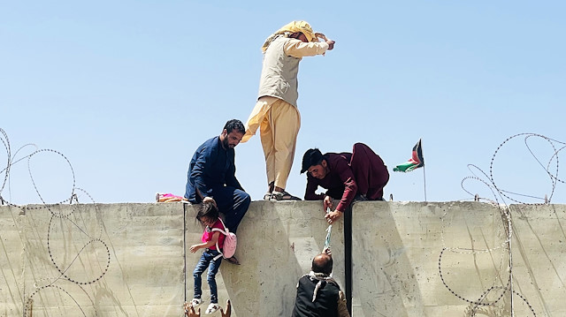 Taliban'ın Afganistan'ın başkenti Kabil'e girmesinin ardından ülkeden ayrılmak isteyen sivillerin akın ettiği Kabil Uluslararası Havalimanı'nda yoğunluk yaşandı.