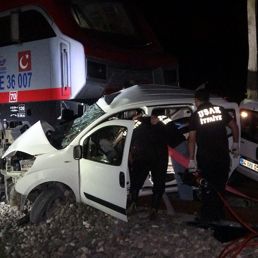 Uşak’ta trenin çarptığı araç 320 metre sürüklendi: İki kişi hayatını kaybetti