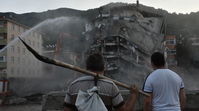 Kastamonu'nun Bozkurt ilçesinde 11 Ağustos'ta yaşanan sel felaketinin yaraları sarılmaya çalışılırken, Ezine Çayı kenarında bulunan ve selden zarar gören Fatih Apartmanı'nın yıkımı için çalışma başlatıldı.