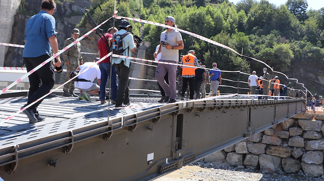 40 metre uzunluğunda ve 4,3 metre genişliğinde olduğundaki köprü, 2 adet köprünün yıkıldığı Ayancık-Türkeli geçişini tekrar birbirine bağladı.