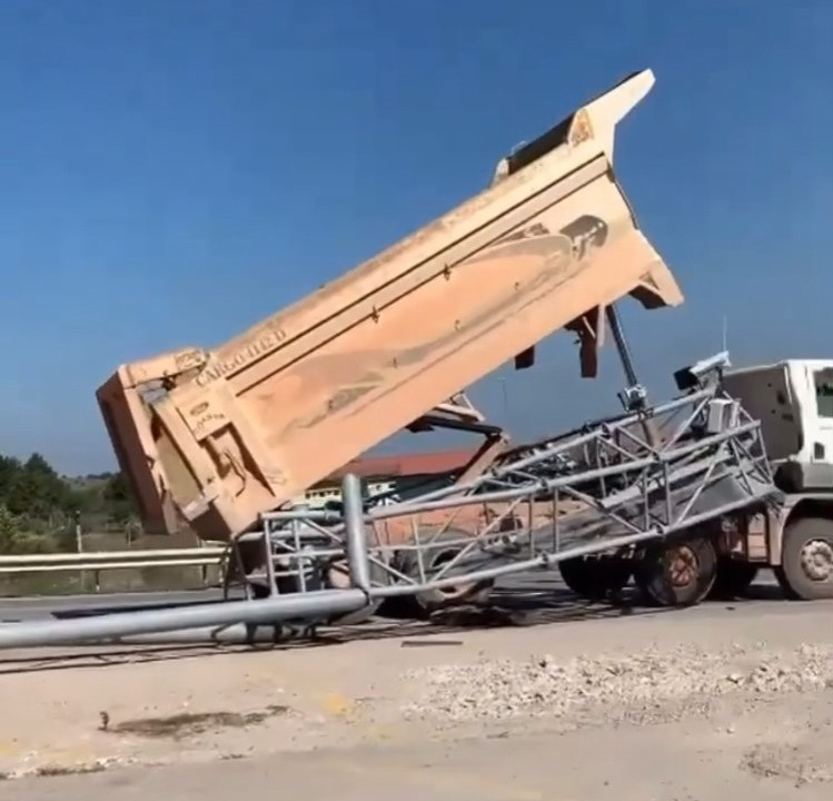 Açık kamyon damperinin çarpması ile PTS direği devrildi.
