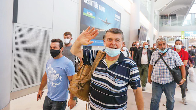 Kabil’den gelen Türk vatandaşlarına koronavirüs önlemleri kapsamında İstanbul Havalimanı’na indikten sonra test yapıldı.