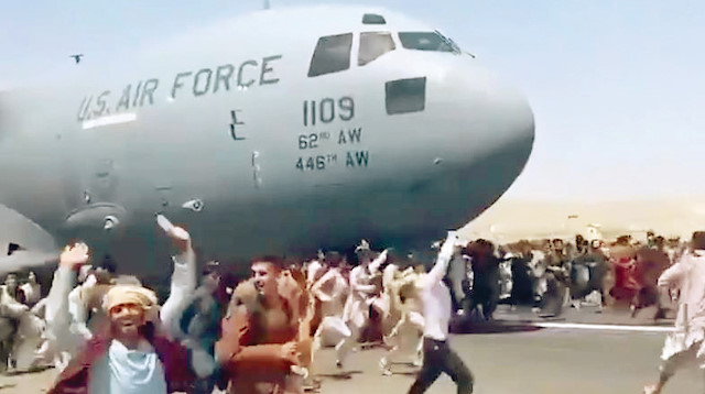 Amerikan askeriyle birlikte ülkeyi terk etmek isteyen Afganlar uçağın peşinden böyle koştu.