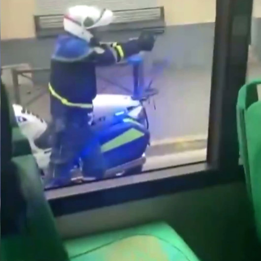 Fransa’da dur ihtarına uymayan sürücüye polis defalarca ateş etti