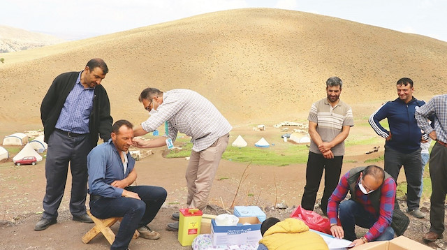 Erzincan’da sağlık ekipleri, kırsaldaki yerleşim yerlerine ve yaylalara giderek aşı yapıyor.