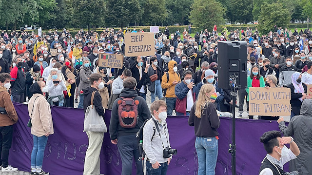 Almanya'da binlerce kişi Afganistan'da tehlikede olanların hızla tahliye edilmesini istedi.