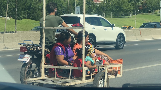 Motosikletin sepetine oturan üç çocuk ve iki kadın tehlikeli şekilde yolculuk yaptı