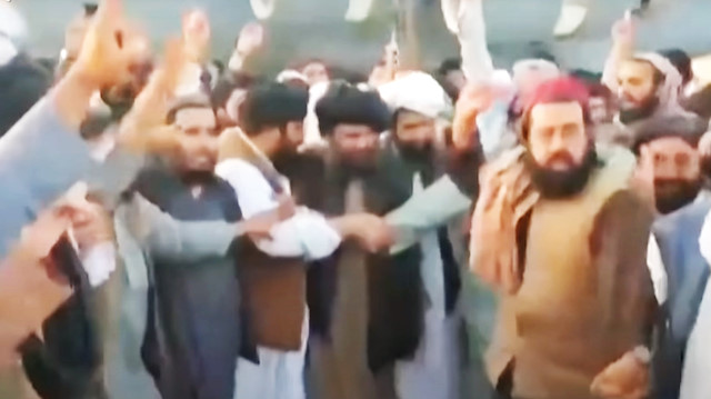 Havaalanında kalabalık bir grup tarafından karşılanan Taliban liderinin bir sonraki durağının Kabil olacağı belirtiliyor.